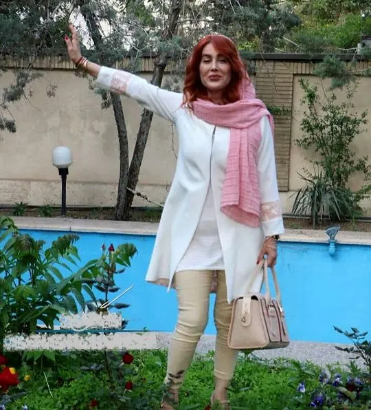 خوشحالی گلشید بحرایی کنار استخر+عکس