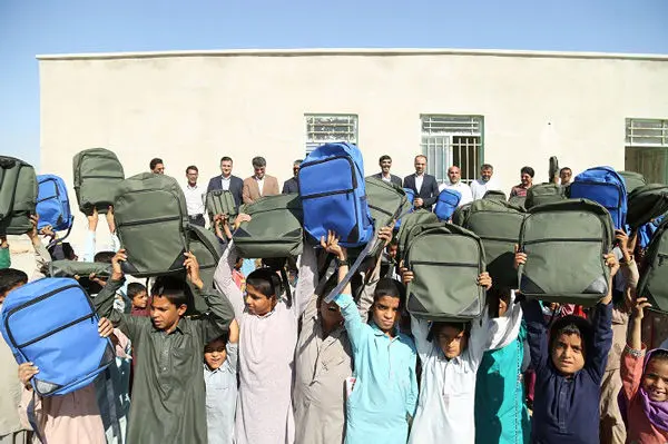 اهدای بسته های نوشت افزار بانک ملت به دانش آموزان مناطق کم برخوردار کشور