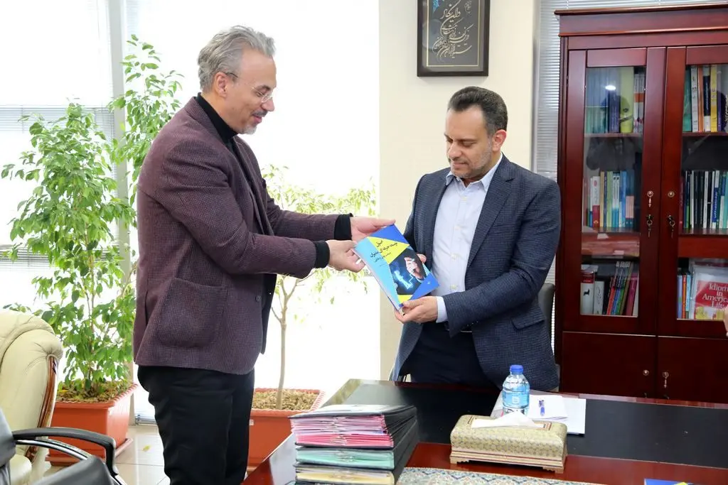 رونمایی از کتاب «اصول توسعه حرفه‌ای مدیران صنعت پولی و بانکی» در بانک توسعه تعاون

