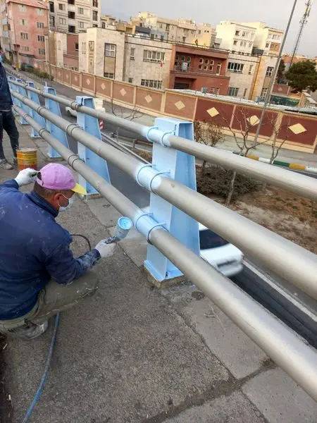 شستشو و رنگ آمیزی 20 هزار متر طول از گاردریل های محدوده منطقه13