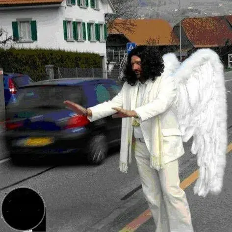 استخدام فرشته محافظ برای کاهش سرعت رانندگان در جاده+عکس