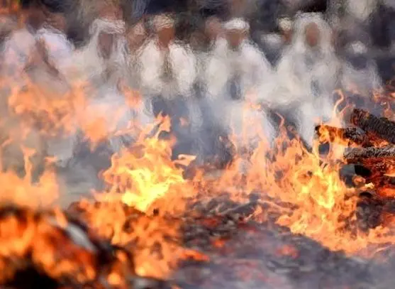 راه رفتن با پای برهنه روی زغال آتشین!+ عکس