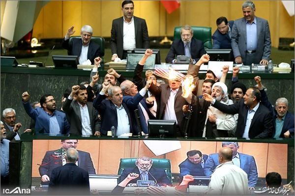 لحظه به آتش کشیدن پرچم آمریکا در مجلس+عکس