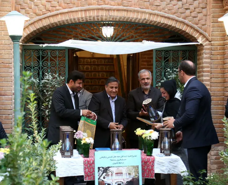 تقدیر از احیاء کنندگان 10 عمارت قدیمی در بافت تاریخی منطقه 11 

