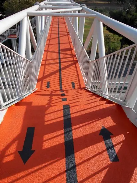 افزایش ایمنی نقاط بی دفاع منطقه 4 تهران با تامین روشنایی پل عابر پیاده