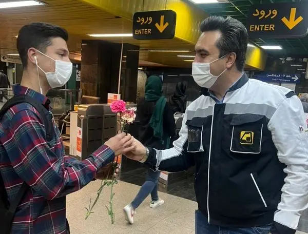 اهداگل درایستگاههای منتخب متروی تهران به دانشآموزان و دانشجویان