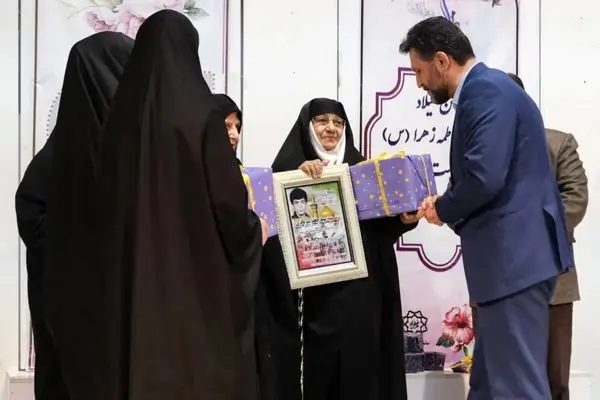 بزرگداشت مقام مادر و گرامیداشت شهدای دانش آموز حادثه تروریستی کرمان