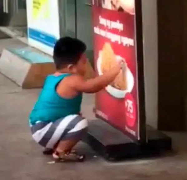 عکسالعمل جالب کودک تپل با دیدن تصویر مرغ سوخاری + عکس