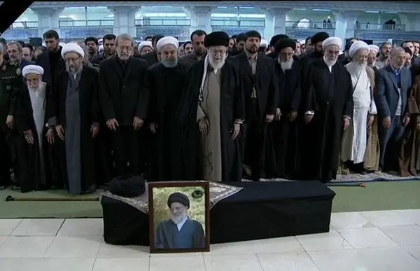 رهبر معظم انقلاب بر پیکر آیت الله شاهرودی نماز اقامه کردند