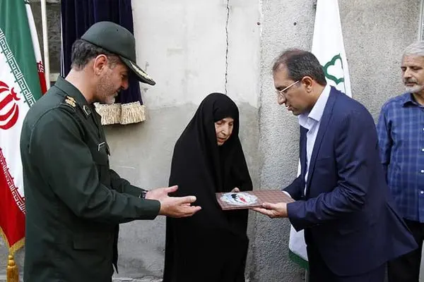 نصب تمثال شهید گودرزی در انتهای بزرگراه یادگار امام (ره)