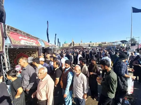 برپایی موکب پذیرایی و چایخانه هیات محبان الرضا (ع) به میزبانی منطقه13 در حرم مطهر حضرت امام خمینی(ره)