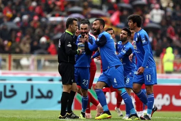 چشمی:بازیکن پرسپولیس کم مانده بود داور را بزند!