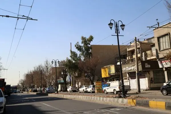 اجرای  عملیات خاکریزی و آبرسانی رفیوژ میانی خیایان 17 شهریور