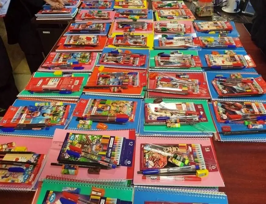 توزیع 700 بسته کامل لوازم التحریر و بسته فرهنگی به دانش آموزان کم برخوردار منطقه 19

