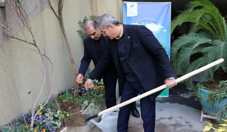کاشت نهال در مخابرات منطقه تهران