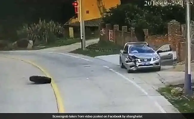 بدشانسی عجیب یک راننده حین سوار شدن خودرو ! + عکس