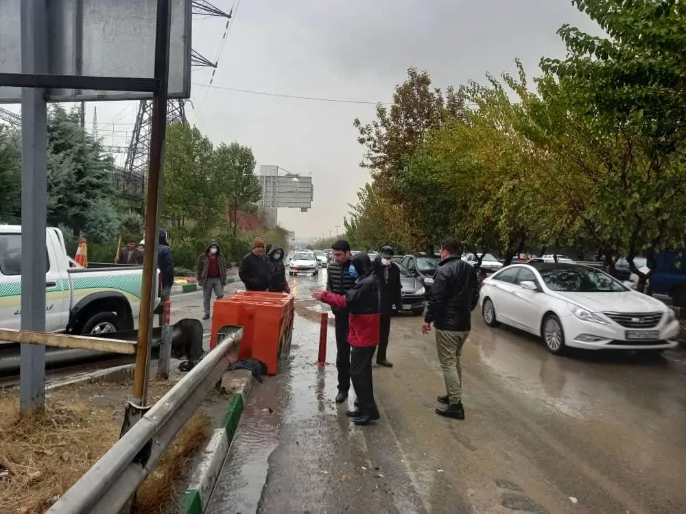 ترمیم و رفع چاله های خطرساز در بزرگراه شهید همت

