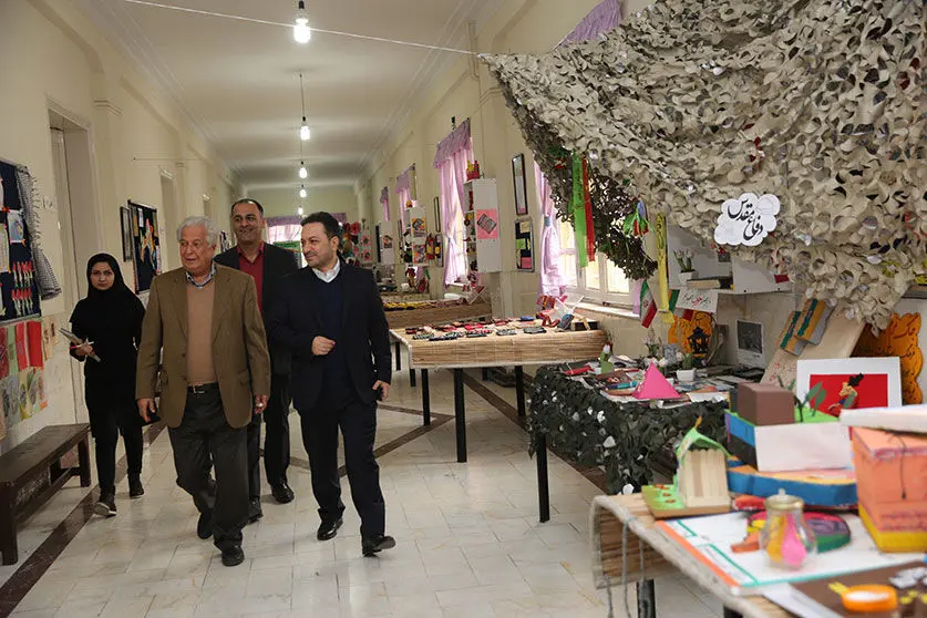 دست مهر بانک ملی در دست دانش آموزان بی بضاعت مدرسه متقین