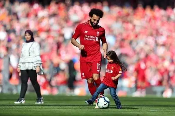 محمد صلاح و همسر و دخترش در استادیوم آنفیلد+ عکس