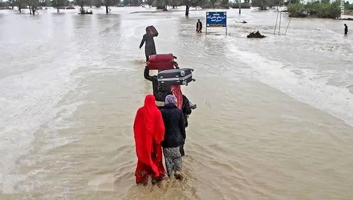 کمک های مردمی به سیل زدگان درشمال تهران جمع آوری می شود

