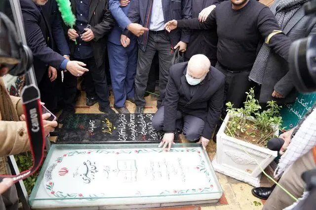 ادای احترام رئیس مجلس و فرمانده سپاه قدس به سردار حاج قاسم سلیمانی

