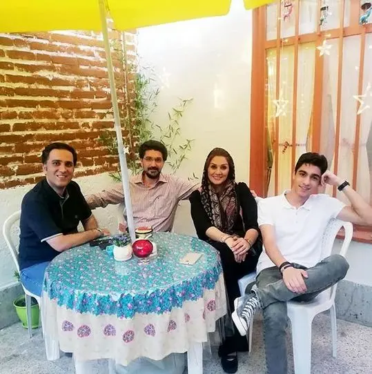 امیرحسین مدرس و خانواده اش در کافه گالری جدیدشان+عکس