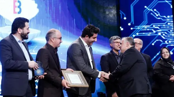 بانک کارآفرین غرفه برتر نهمین همایش بانکداری دیجیتال شد