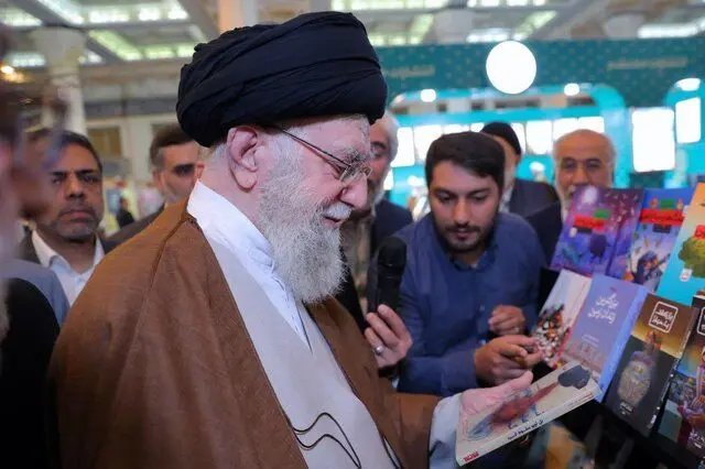 «تل‌آویو سقوط کرد»؛ کتابی که رهبر انقلاب در نمایشگاه مشاهده کردند


