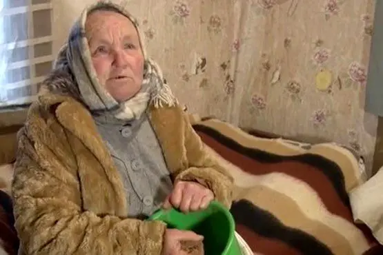 این پیرزن فقط شن می‌خورد + تصاویر