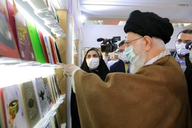 بازدید رهبر انقلاب اسلامی از نمایشگاه کتاب

