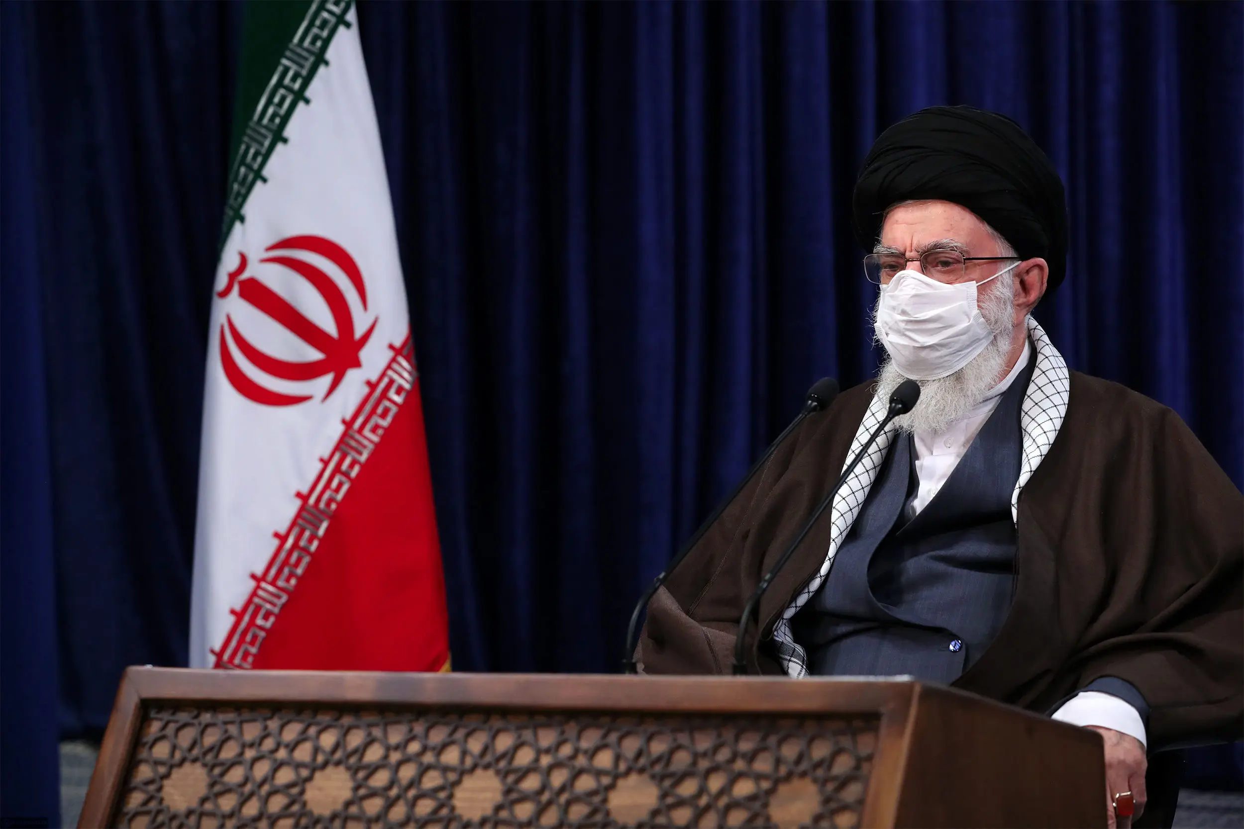 ترسیدن و خالی کردن میدان عقلانیت نیست