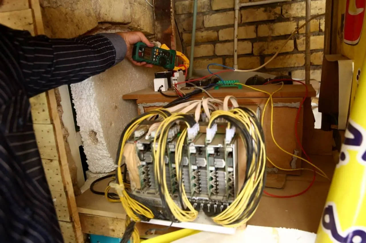 کشف ۵۰ دستگاه تولید رمز ارز دیجیتال غیرمجاز در منازل مسکونی در قم 

