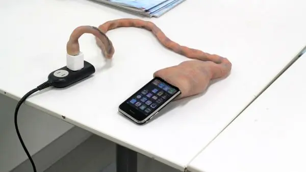 
چندش‌آورترین شارژر آیفون + عکس
