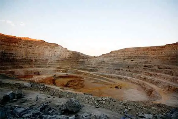 بار سنگین مواد معدنی بر دوش جاده ها