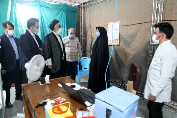 بازدید آیتالله سعیدی از روند واکسیناسیون کرونا در قم