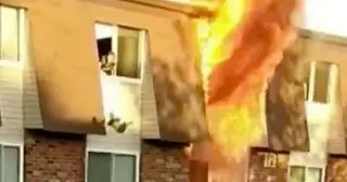 
اقدام بسیار خطرناک مادر برای نجات کودکش از آتش + عکس
