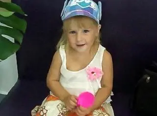 کودکی که در ارتفاع ۱۵۰ متری در انتظار کمک بود +عکس