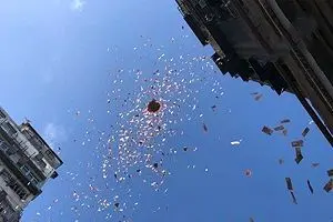 عامل بارش پول در هنگ کنگ دستگیر شد + عکس