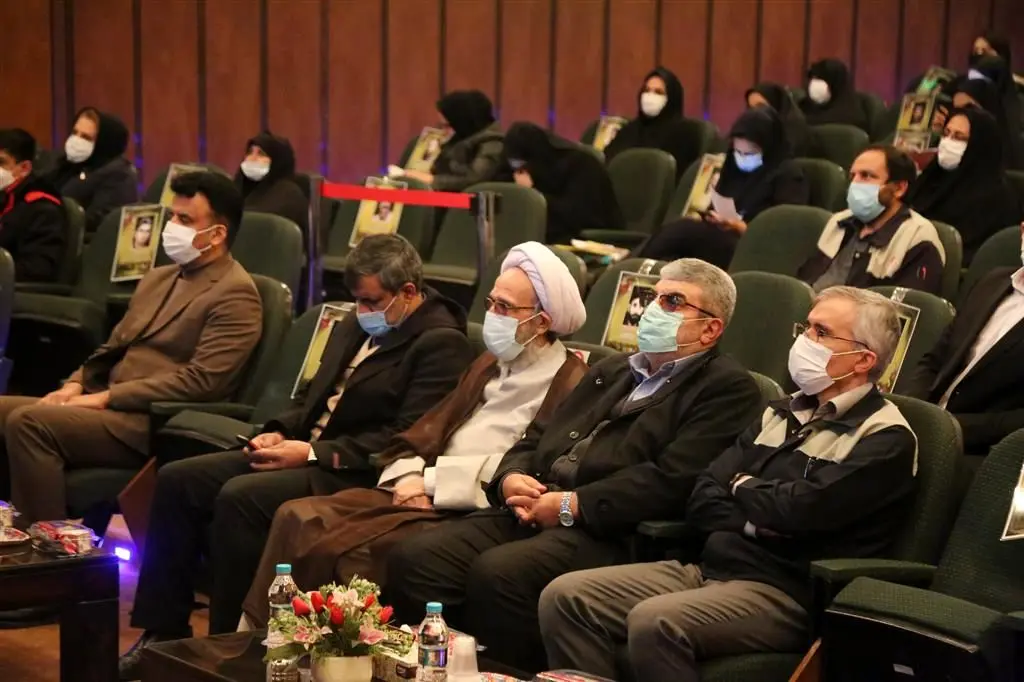 با فداکاری، از خون شهدا و ارزش های اسلامی پاسداری کنیم