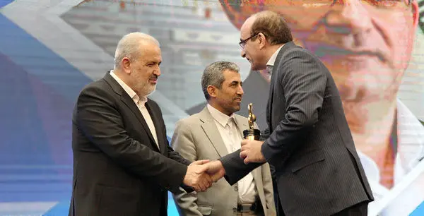 تندیس صادر کننده نمونه ملی در دستان بزرگترین آروماتیک ایران

