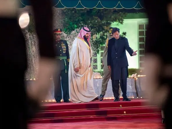 استقبال گرم نخست وزیر پاکستان از بن سلمان+ عکس