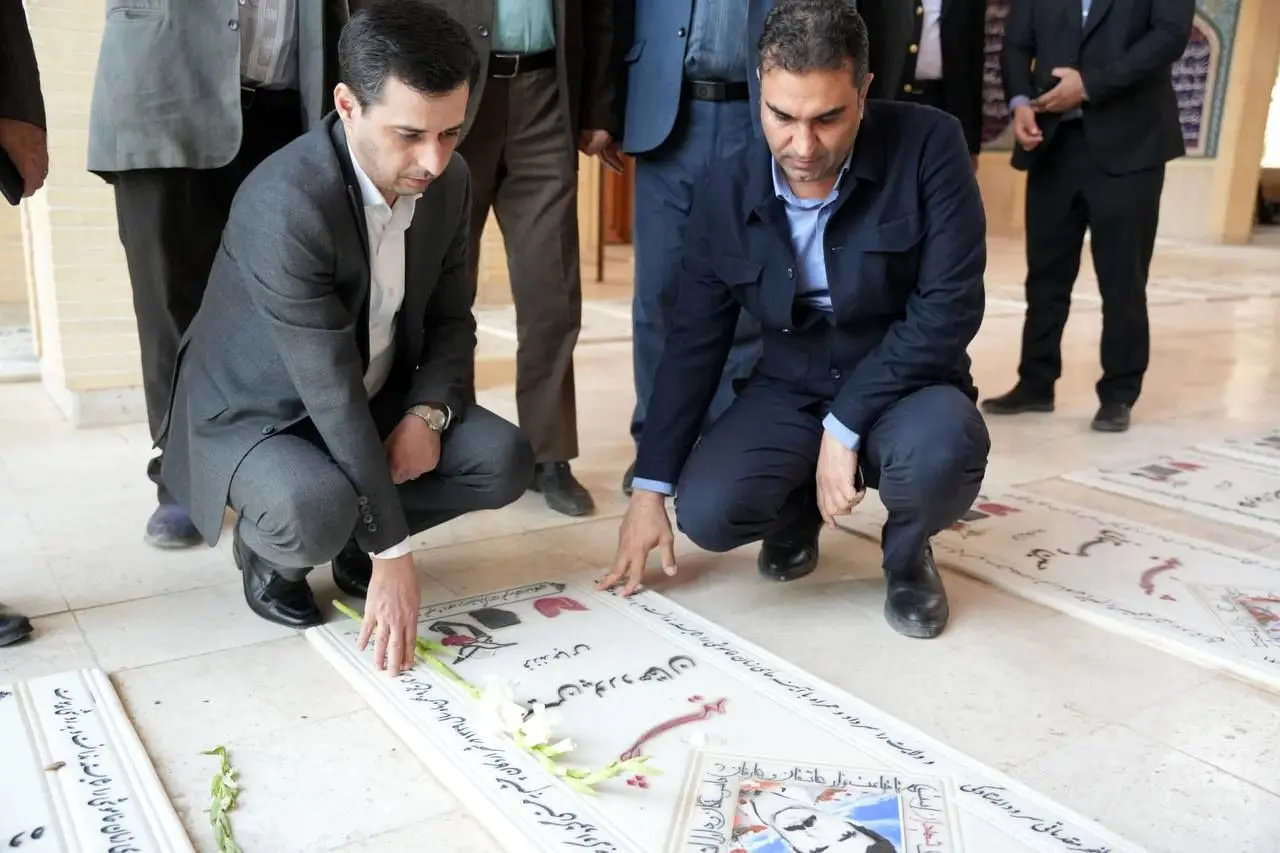 ادای احترام مدیرعامل چادرملو به مقام والای شهدای اردکان و حضرت آیت‌الله خاتمی

