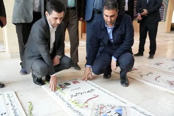 ادای احترام مدیرعامل چادرملو به مقام والای شهدای اردکان و حضرت آیتالله خاتمی