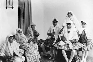 تاثیر ناصرالدین شاه بر اندازه دامن زنان حرم سرا! + عکس