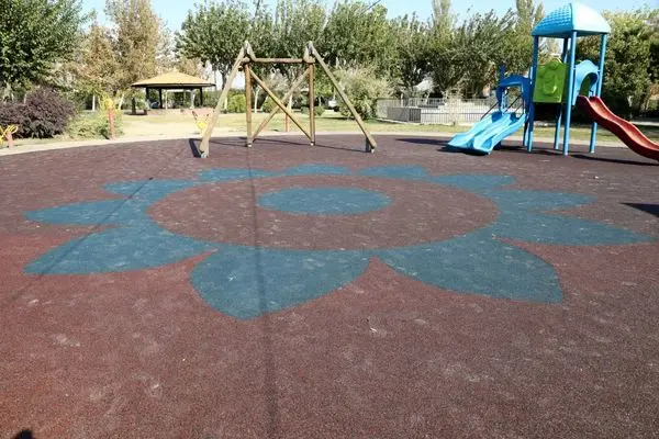 بهسازی بیش از 5 هزار متر مربع از کفپوش زمین بازی کودکان در بوستان های منطقه 19