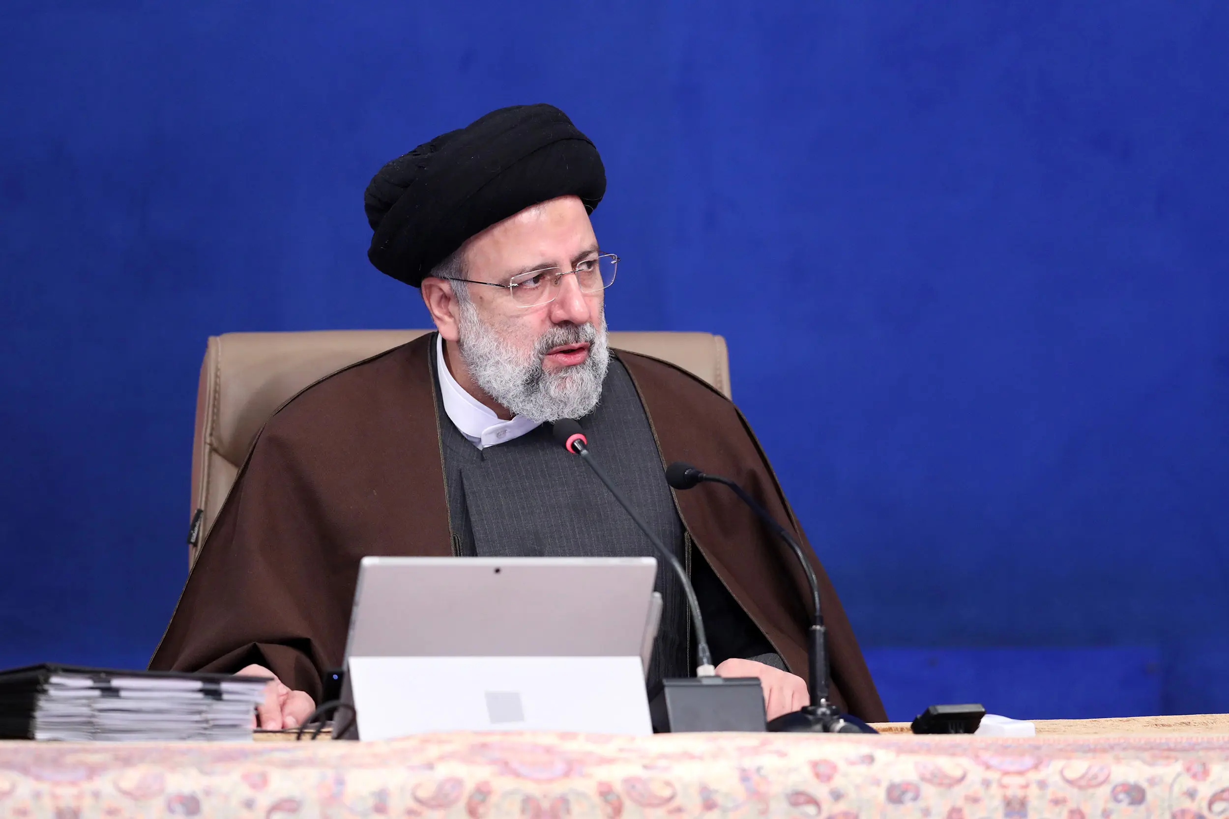 تناقض در سخن و عمل اعتماد مردم را مخدوش می‌کند