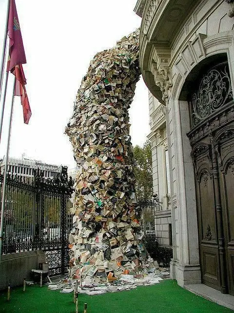 آبشار  واقعی و عجیبی که با کتاب ساخته شده است+عکس