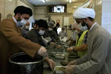 توزیع 4 هزار پرس غذای گرم و 2 هزار بن خرید نان در بین نیازمندان

