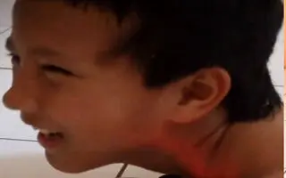 مهارت عجیب کودکی که بدون دست و پا متولد شد! +عکس