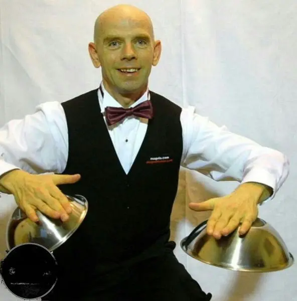 مردی که بدنش جریان الکتریسیته را تحمل می کند+عکس